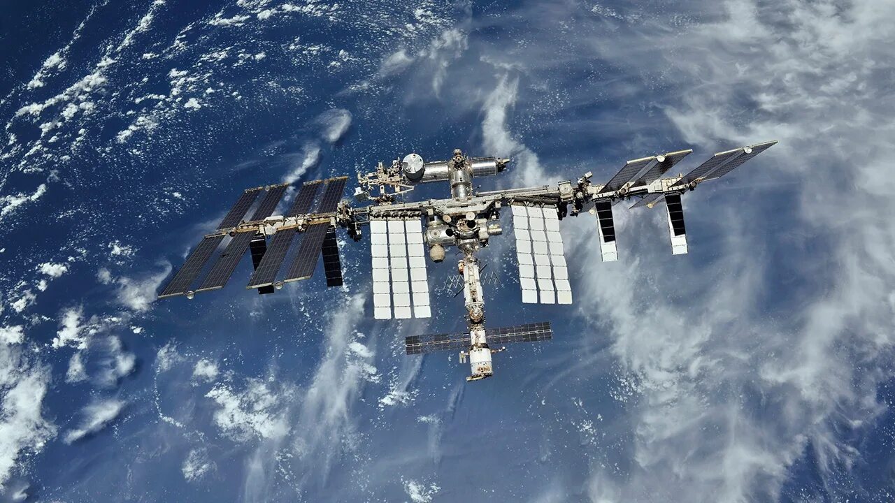 Сколько орбитальных станций в космосе. Международная Космическая станция МКС. Станция МКС В космосе. Международная Космическая станция ISS. Космическая орбитальная станция МКС.