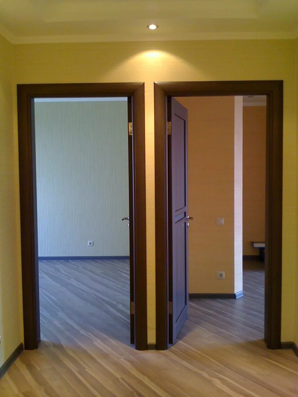 Блок из двух дверей. Межкомнатные двери п44т двушка. Дверь в комнату. Две межкомнатные двери рядом. Дверной проем.