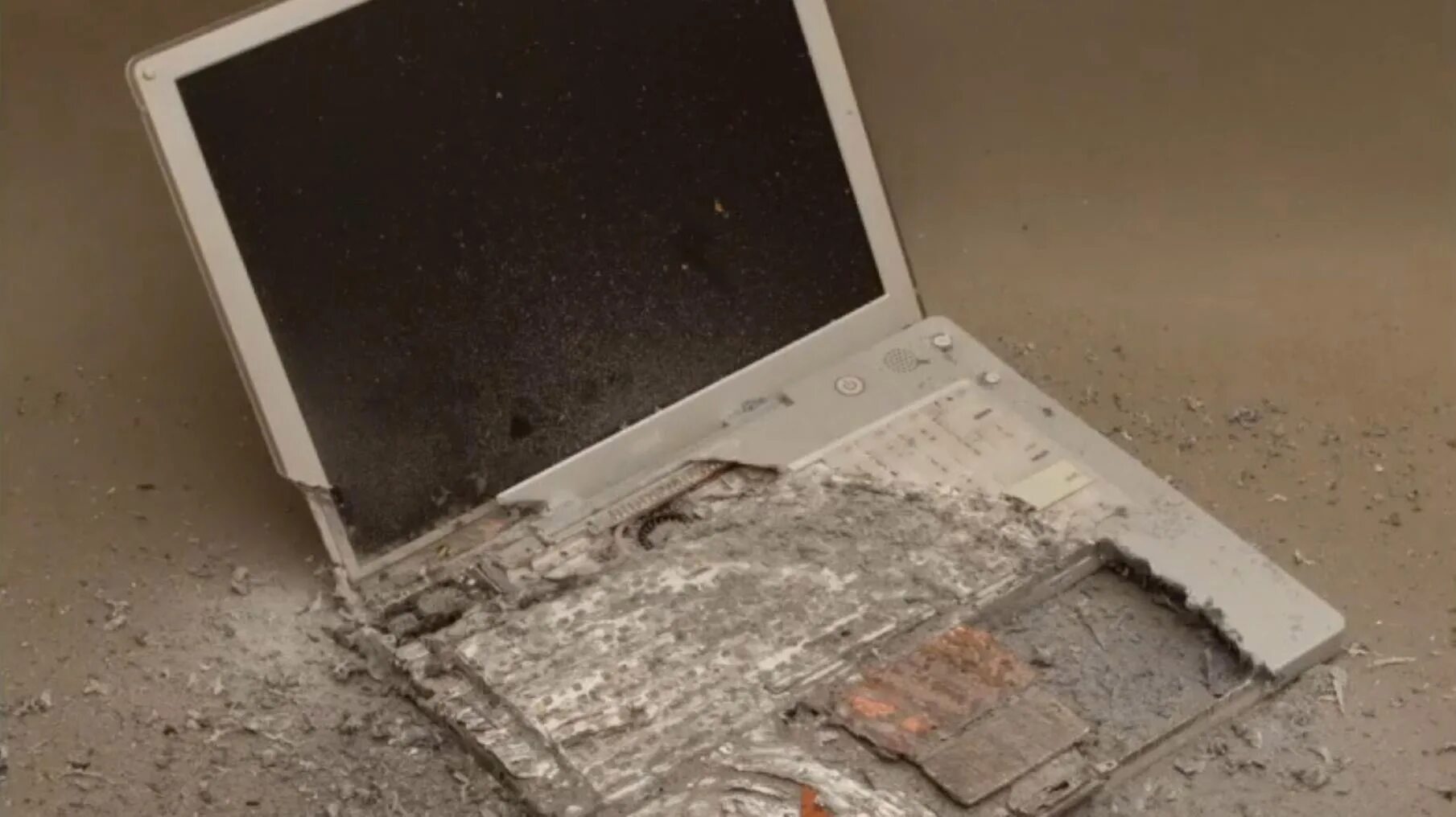 Сломанный компьютер. Разбитый ноутбук. Сломанные вещи. Разбил телевизор.