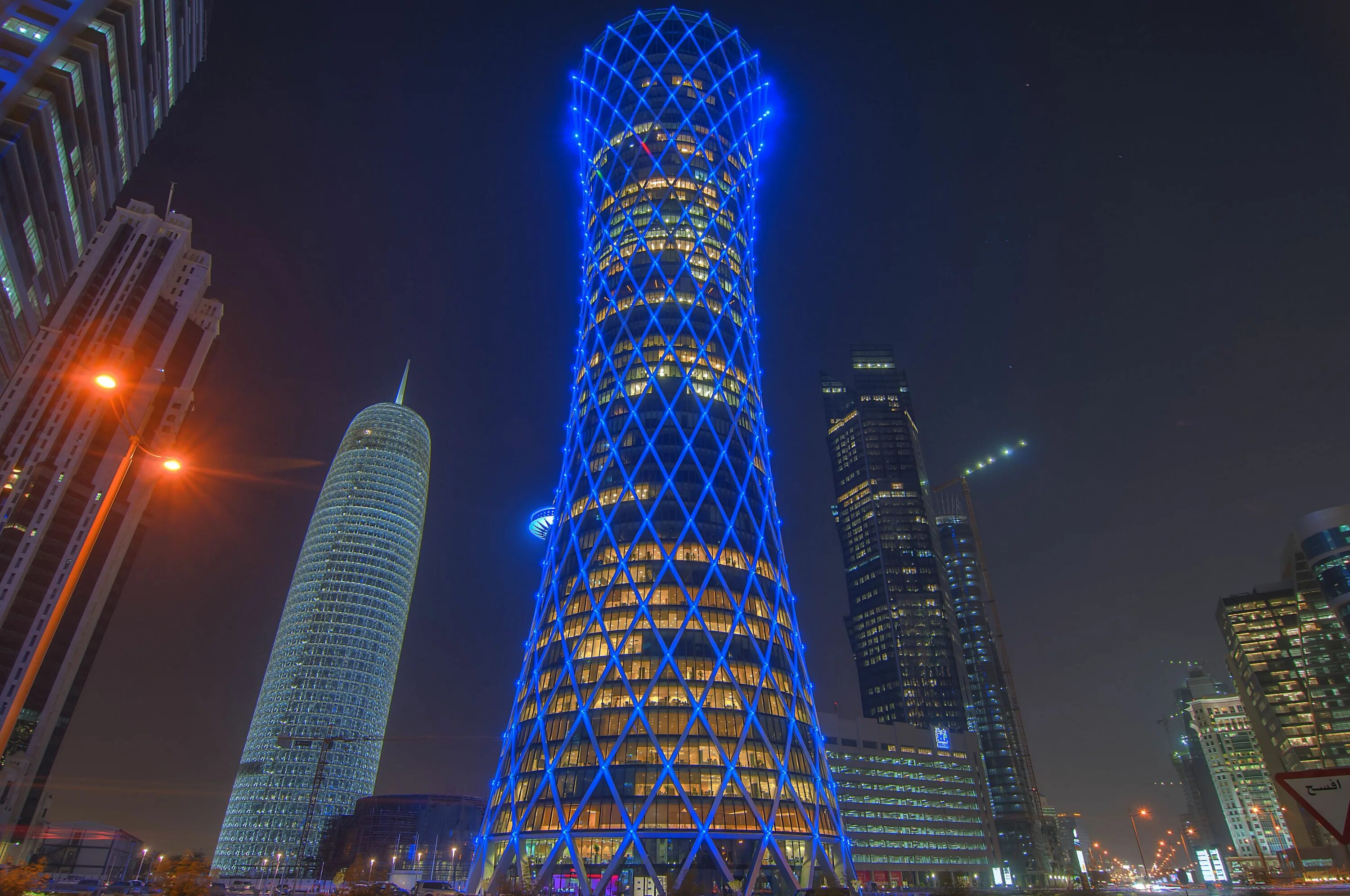 Какие бывают башни. Башни Эмпайр Тауэр Катар. Tornado Tower Doha. Башня Забеля Дубай. ТАВЕР Катар 21.