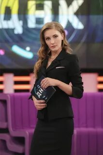 Женщина которая вела передачу