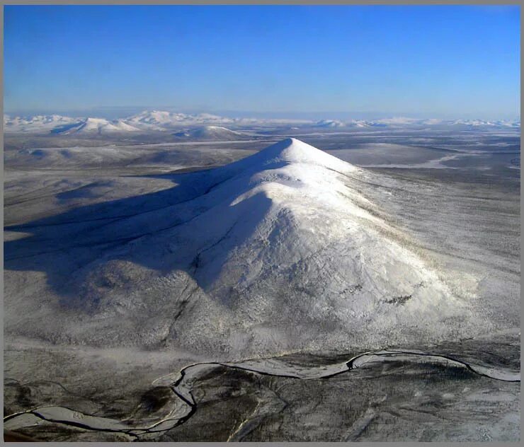 Горы чукотское нагорье. Нэпыгеллен гора чукотка. Чукотка корякское нагорье. Анюйский вулкан чукотка. Дальний восток чукотское нагорье.