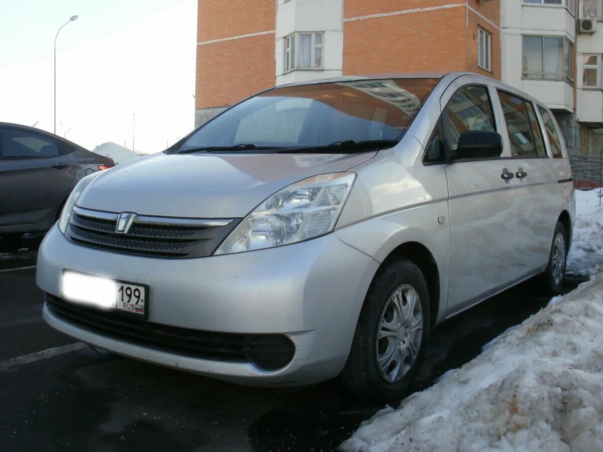 Toyota Isis 2005. Машина Toyota Isis 2005. Продидуманка Исис 2005. Тойота Исис 2005 год фото.