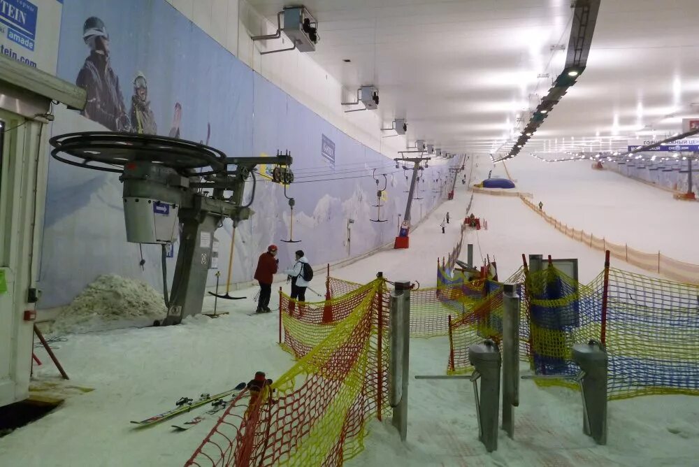 Сегодня снежком. Красногорск трамплин горнолыжный. Снежком горнолыжный комплекс. Красногорск крытая лыжная трасса. Крытый горнолыжный комплекс в Москве снежком.