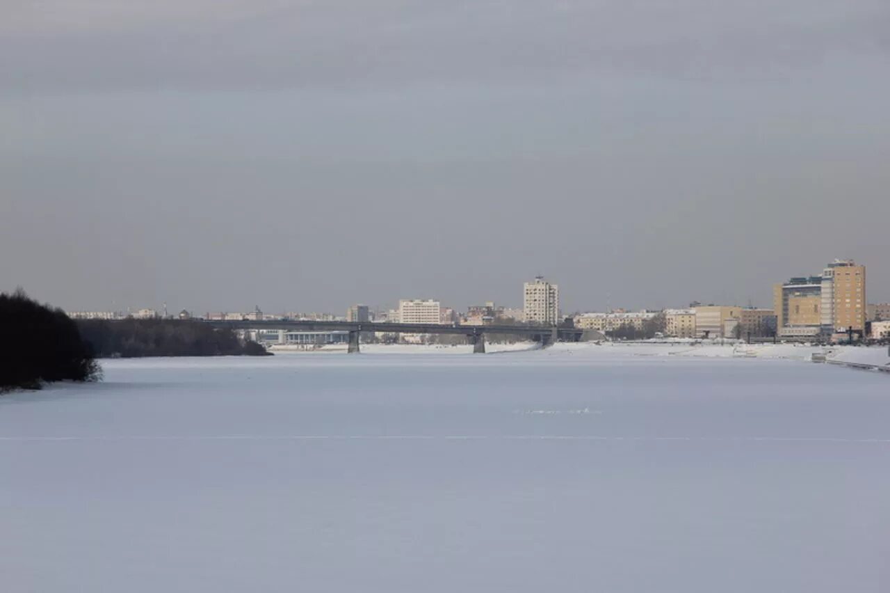 На какой реке расположен омск. Омск Иртыш река зимой. Зимний Иртыш в Омске. Иртыш Омск зимой. Омск набережная Иртыша зима.
