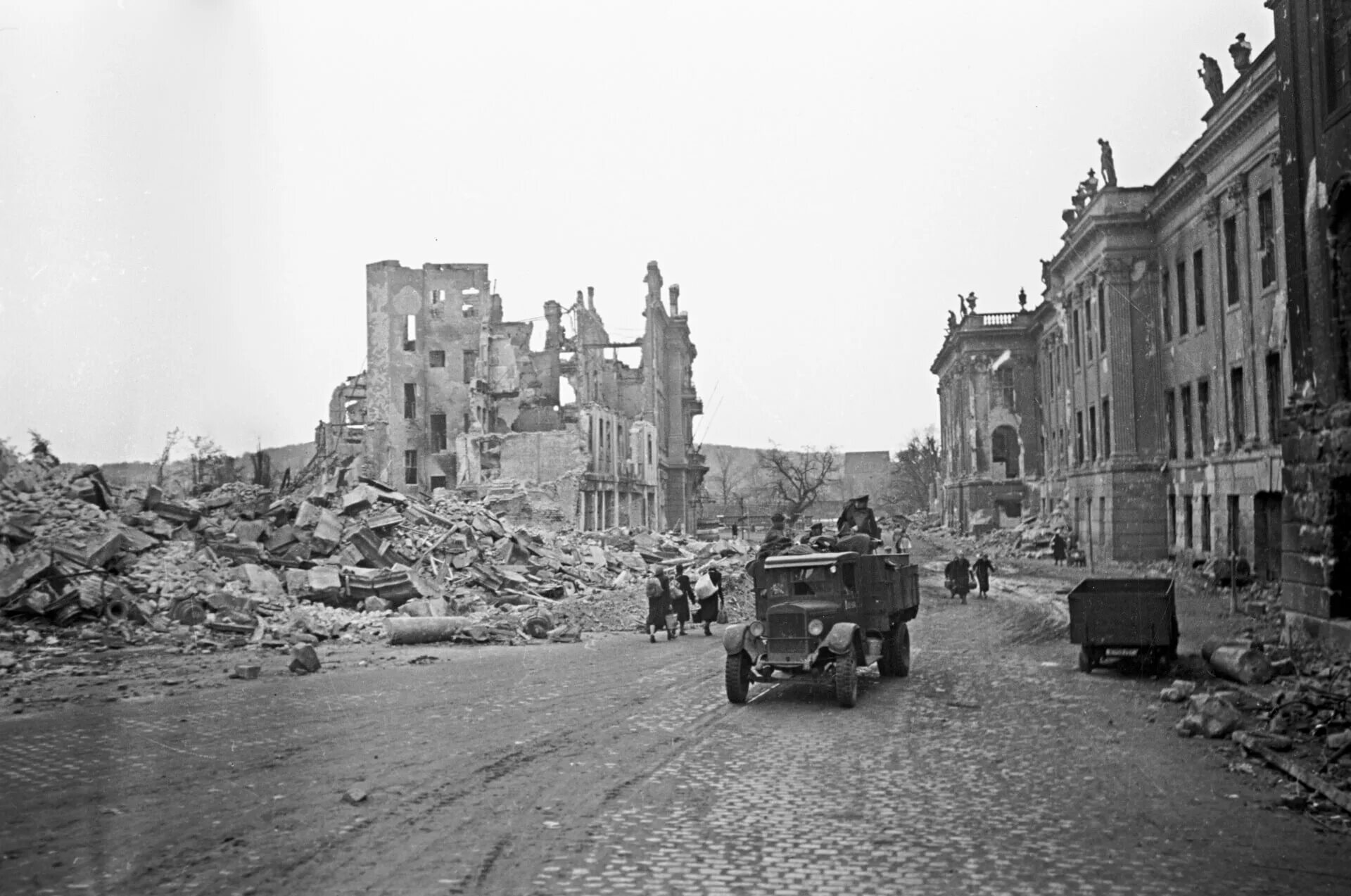 Немецкие города времен великой отечественной. Дрезден бомбардировка 1945. Дрезден 1943. Берлин после войны 1945.