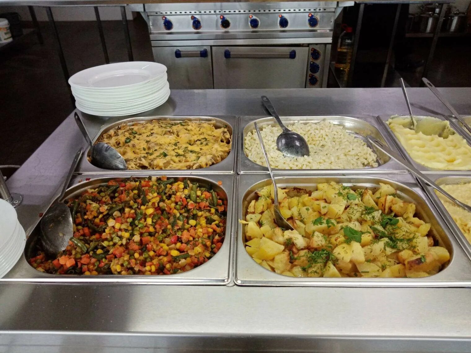 Рекомендую столовую. Модернизация школьных столовых. Рекомендую столовую. Еда в студенческой столовой. Блюда на раздаче в столовой.