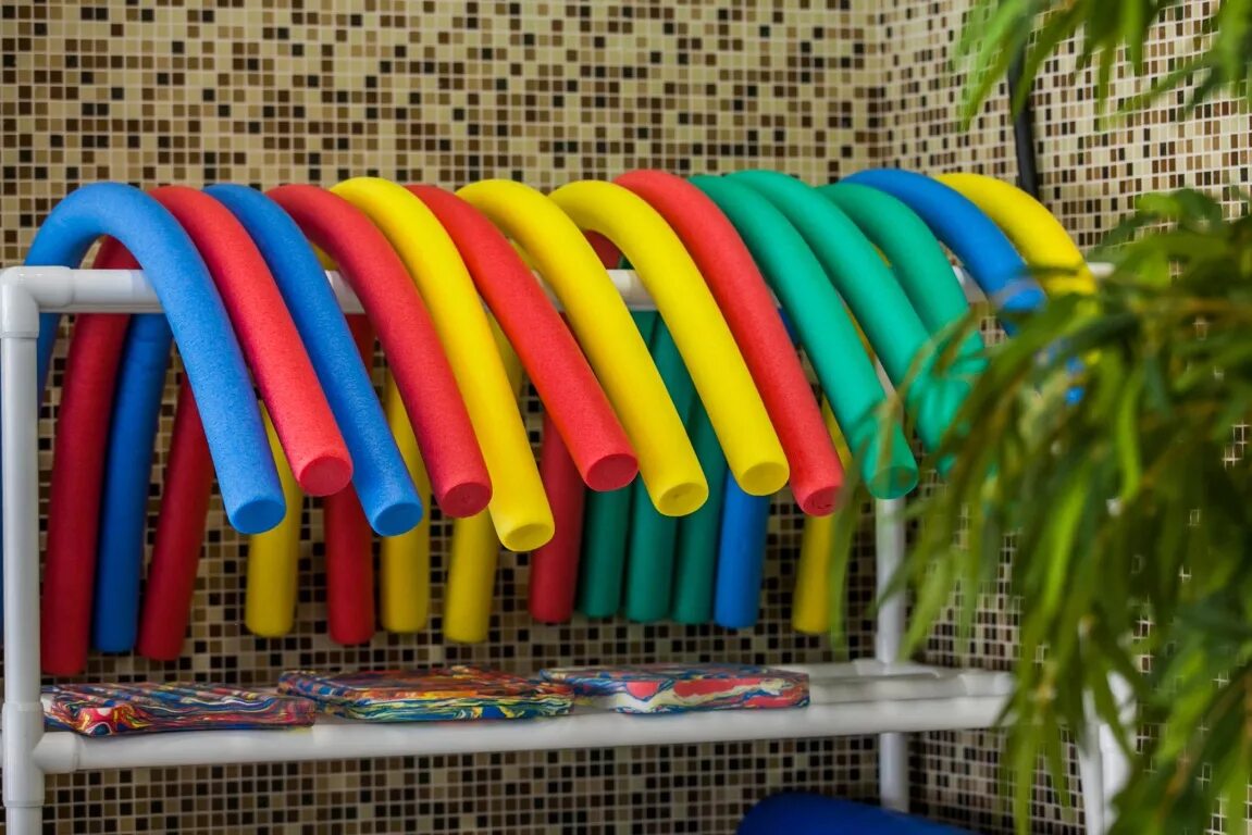 Инвентарь для бассейна нудлы. Нудл магазин. Нудл для малыша. Аквапалка. Палка для аквааэробики 160см нудл.