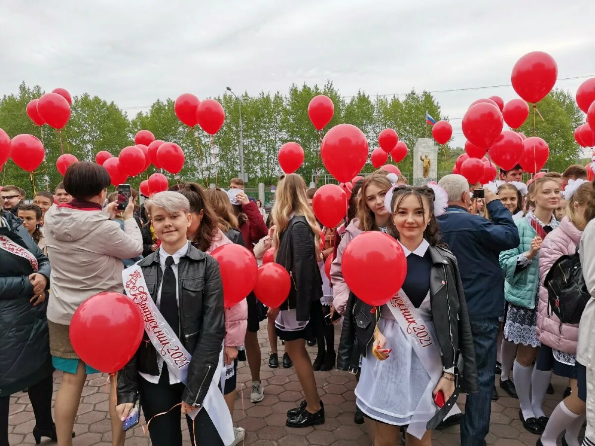 Прокопьевск последний звонок 2021. Выпускной 2022 Прокопьевск. Школа 35 Прокопьевск. Последний звонок 2021.