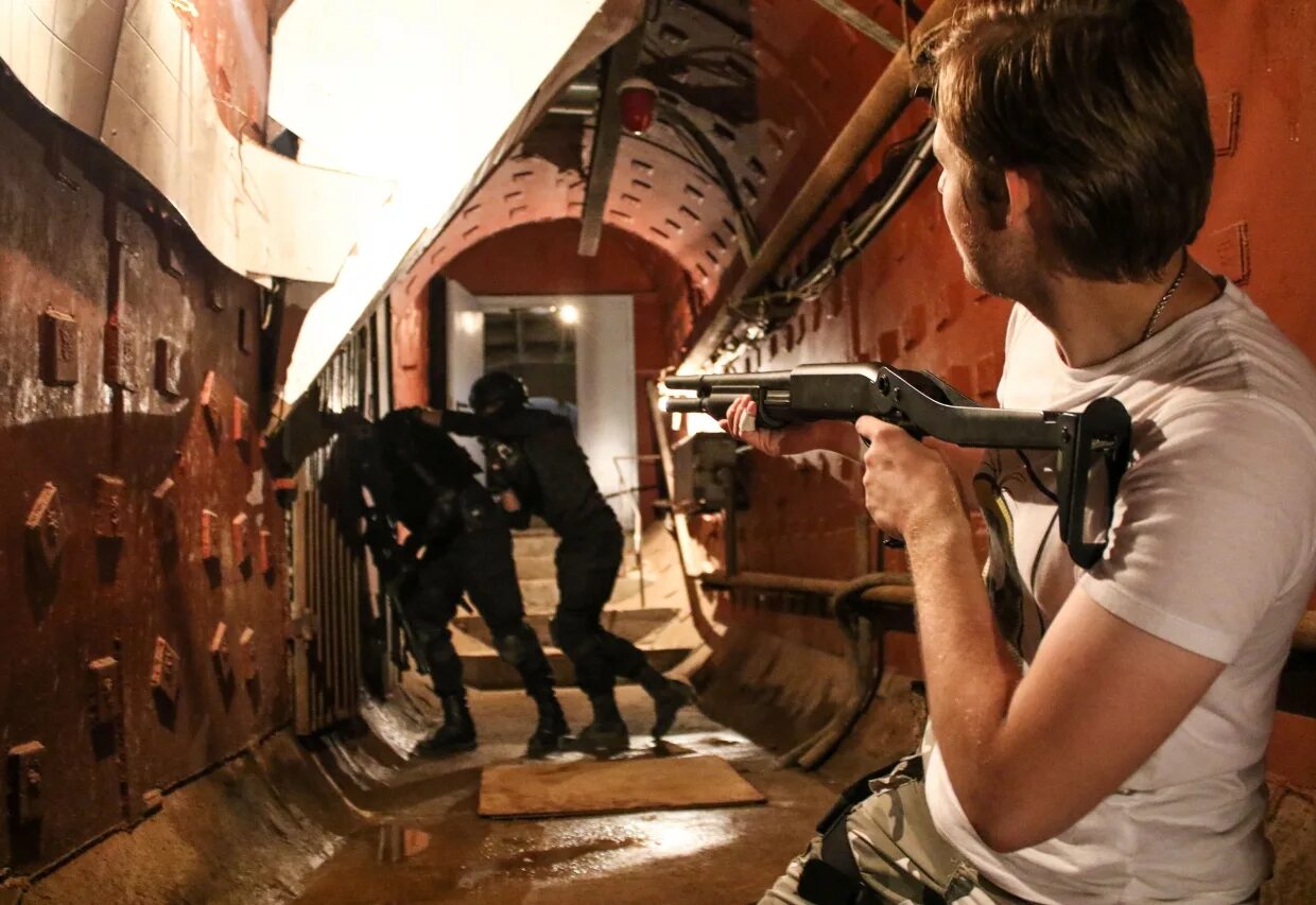 Бункер 42 москва квест. Люди в бункере. Бункер 882 тамбов квест. Бункер парень. Бункер внутри современный.