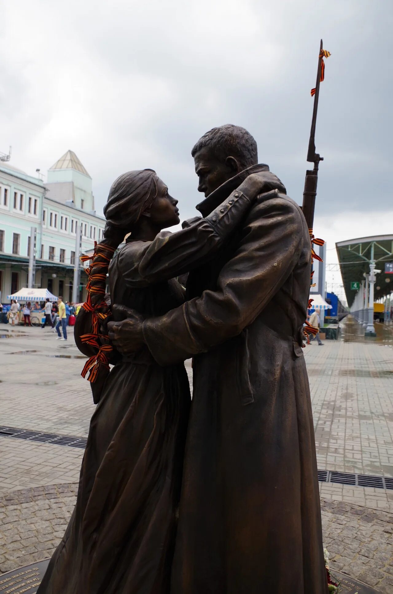 Памятник прощания. Памятник прощание славянки на белорусском вокзале. Памятник Славянке белорусский вокзал. Белорусский вокзал скульптура прощание. Памятник на белорусском вокзале прощание.