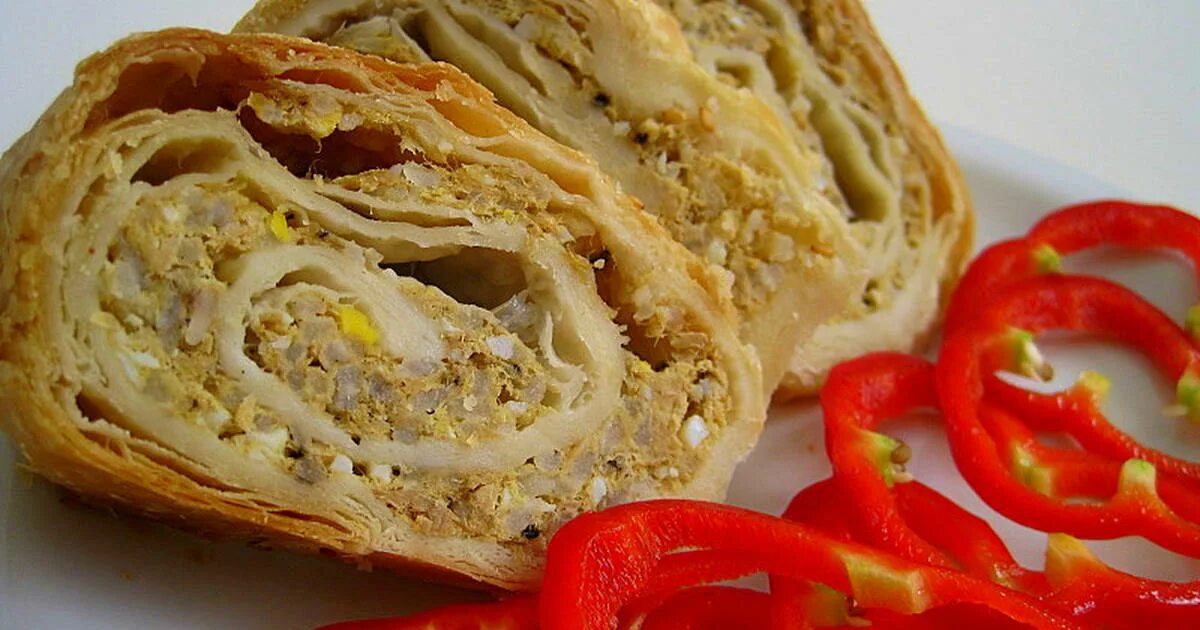 Рулет тесто какое. Рулет мясной слоеный. пирог рулет из слоеного теста. рулет с мясом из слоеного теста. рулет из слоёного теста с фаршем.