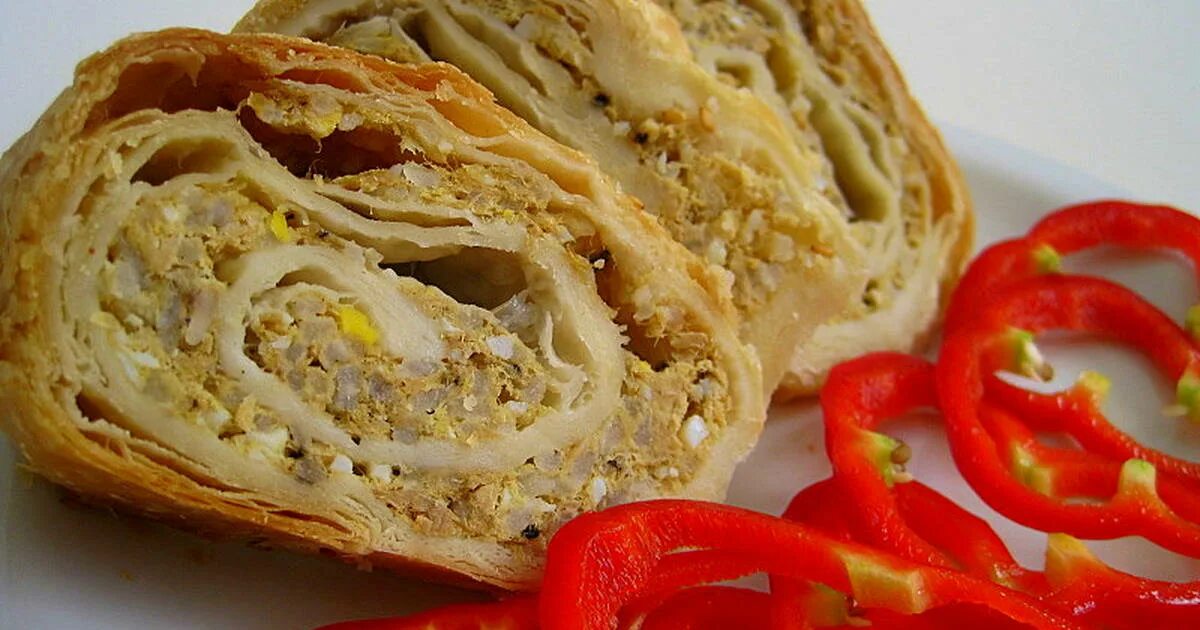 Рулет из теста с начинкой в духовке. Слоёный мясной рулет. Слоеный рулет. Рулет с мясом из слоеного теста. Рулет из слоёного теста с фаршем.