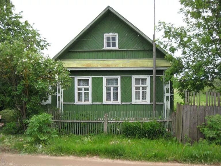 Продать дом с прописанными. Продается старый дом с участком 50 соток. дом в деревне за 100 тысяч рублей для пмж. сельский дом на вторичное жилье. дом для прописки в конаковском районе тверской области.