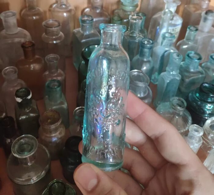 Коллекция флакончиков Бунина. Коллекционирование бутылок. Старинные стеклянные пузырьки. Коллекция бутылок.