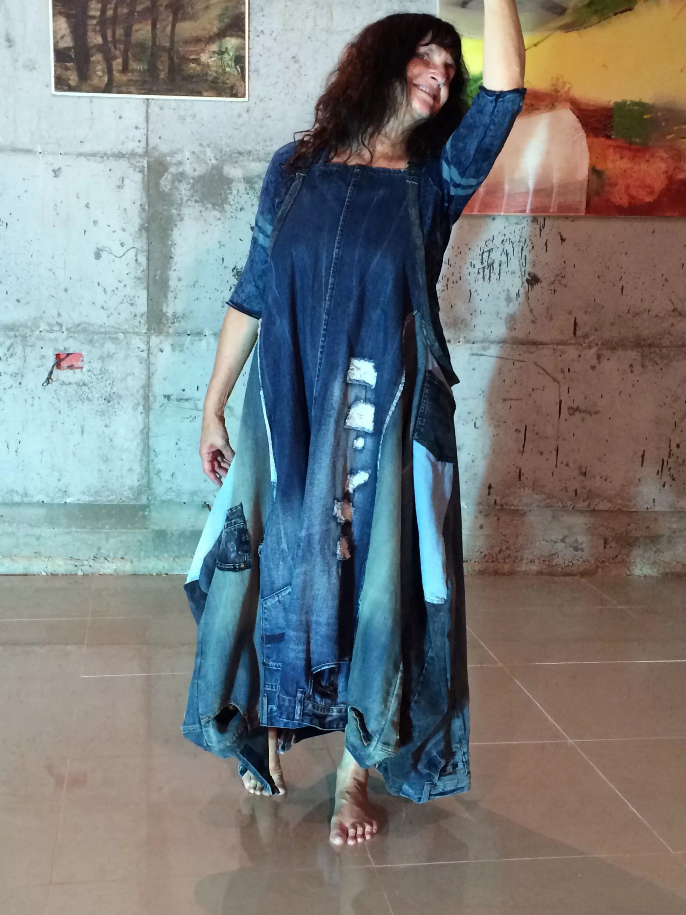 Мода стиль бохо боро. Стиль хиппи 2021. Стиль бохо в одежде. Юбка в стиле бохо из джинсы. Джинсовки женские в стиле бохо.