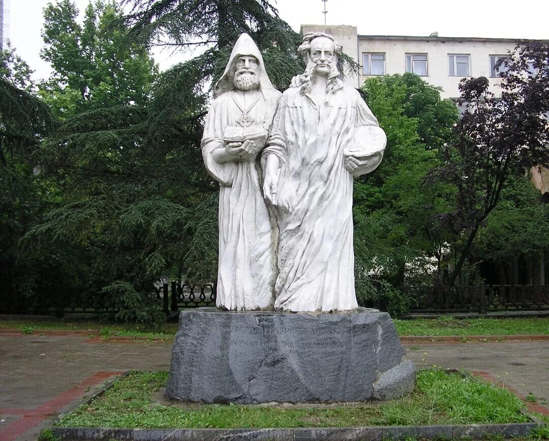 Памятник брат и сестра спасающиеся от холода. Братья айвазовские памятник симферополь. памятник айвазовскому в симферополе. памятник братьям айвазовским. сквер айвазовских в симферополе.