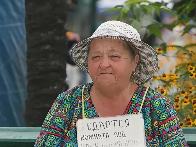 Сдала квартиру бабушке. Бабка в квартире. Бабка в квартире. Квартира пенсионера. Старушка в квартире.