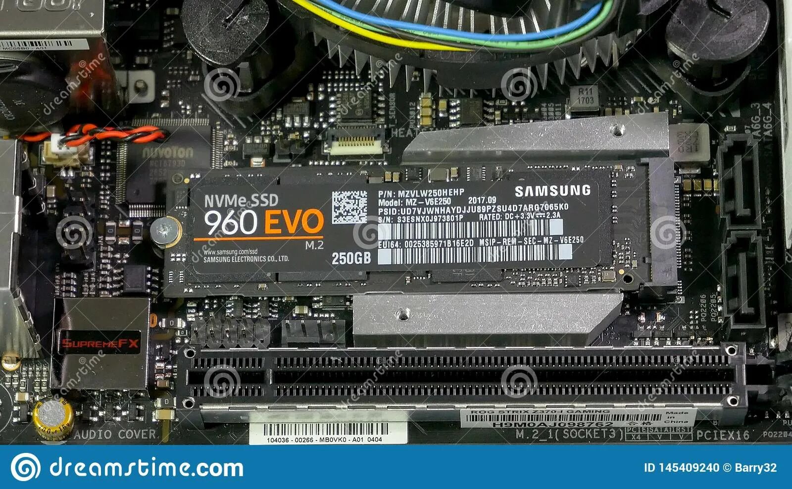 Ssd установили не видит. Samsung SSD 960 EVO 250gb. Корзина для NVME SSD 2,5. SSD Samsung 990 куда установить. Pciex1_1 разъем SSD установка.