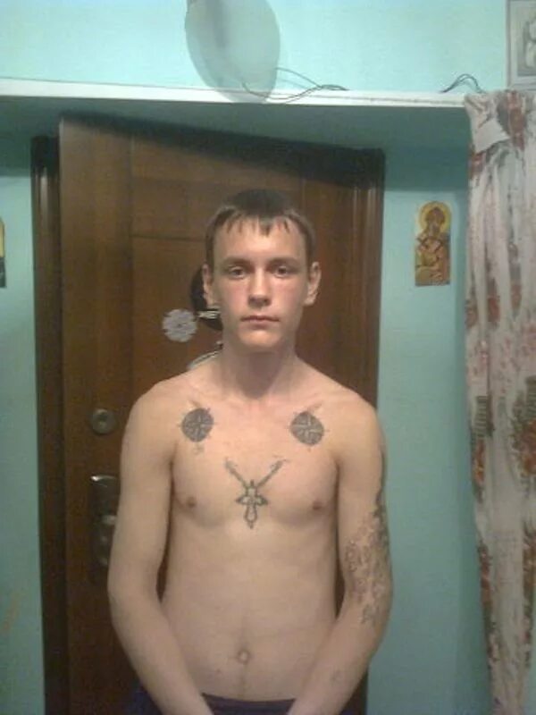 пацаны на зоне. ауе парни. молодые заключенные парни. современная молодежь. парни зеки.