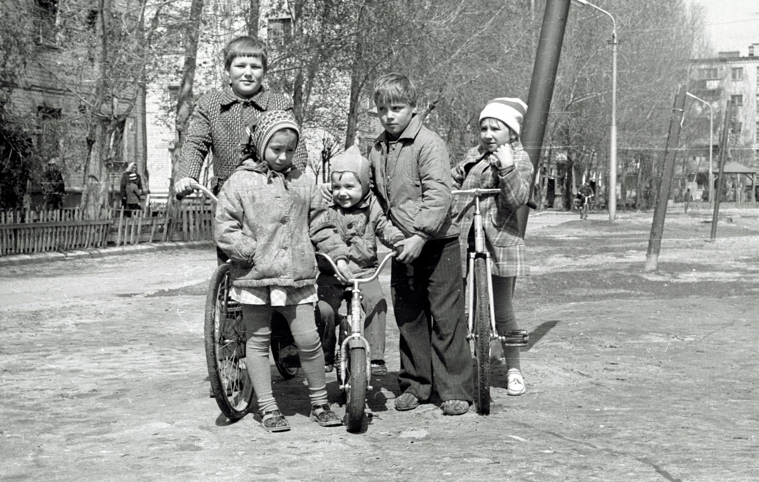 Советские дети во дворе. Советский двор. Детвора СССР. Советское детство. Дворовые люди это