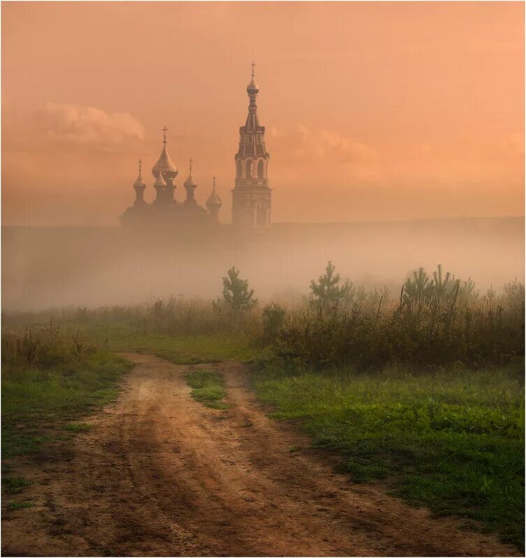 Русь храм туман. Церковь в тумане. Церковь на рассвете. Дорога к храму в тумане. Село виднеется вдали