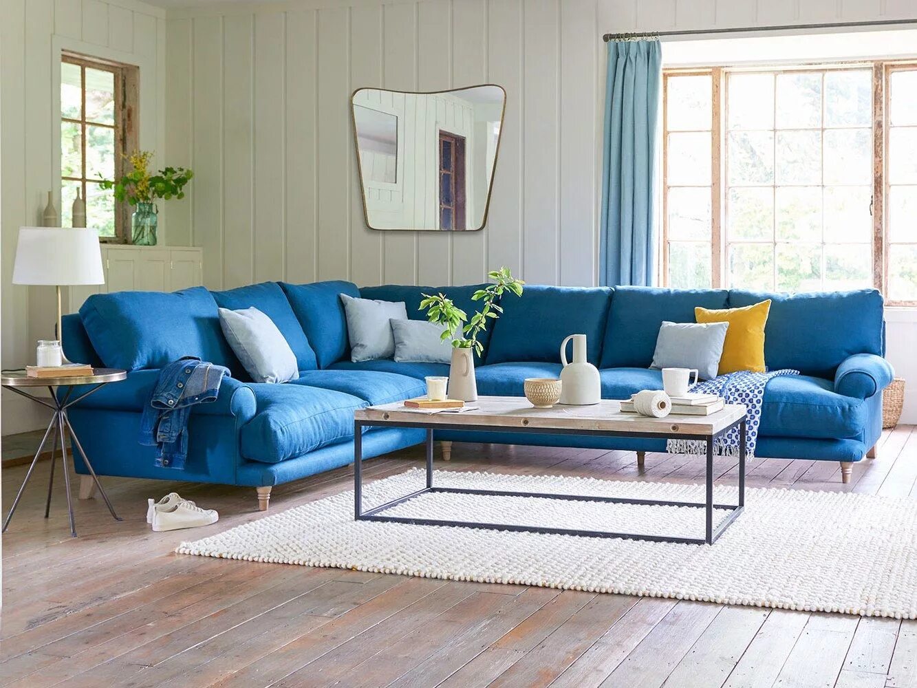Синий диван. Голубой диван. Голубой угловой диван в интерьере. Диван василькового цвета в интерьере. Синий угловой диван в интерьере гостиной.