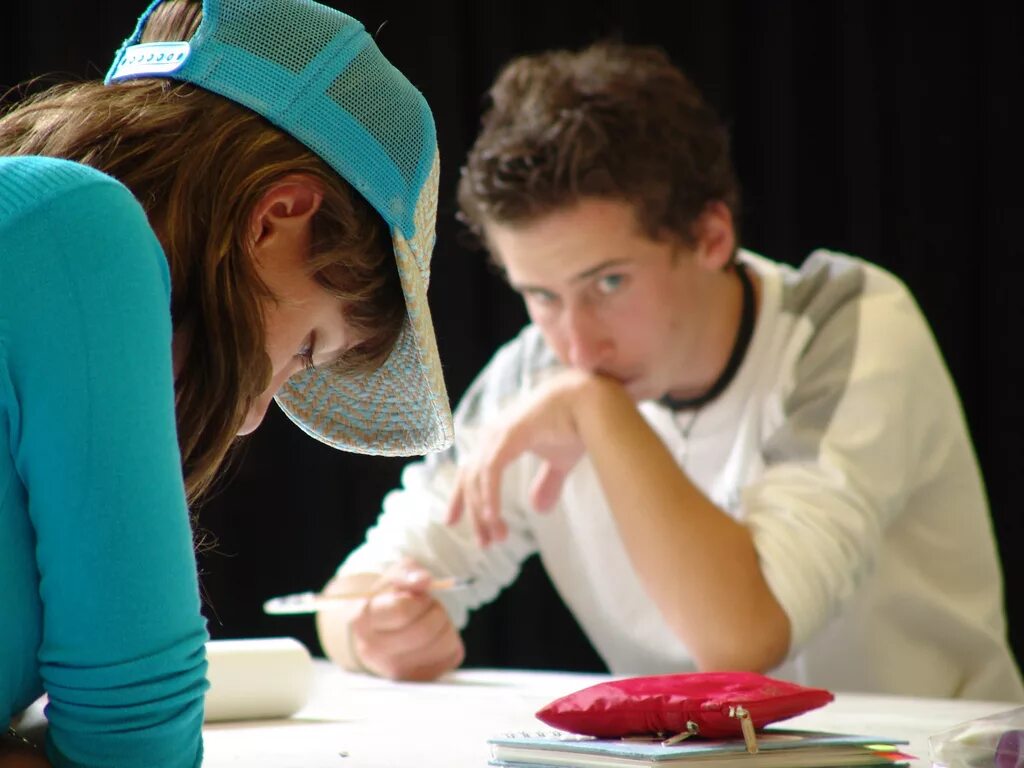 Стесняюсь мужа. Парень с девушкой на скамейке. Стесняюсь мужа. Беседа мужчины и женщины. Расставание.