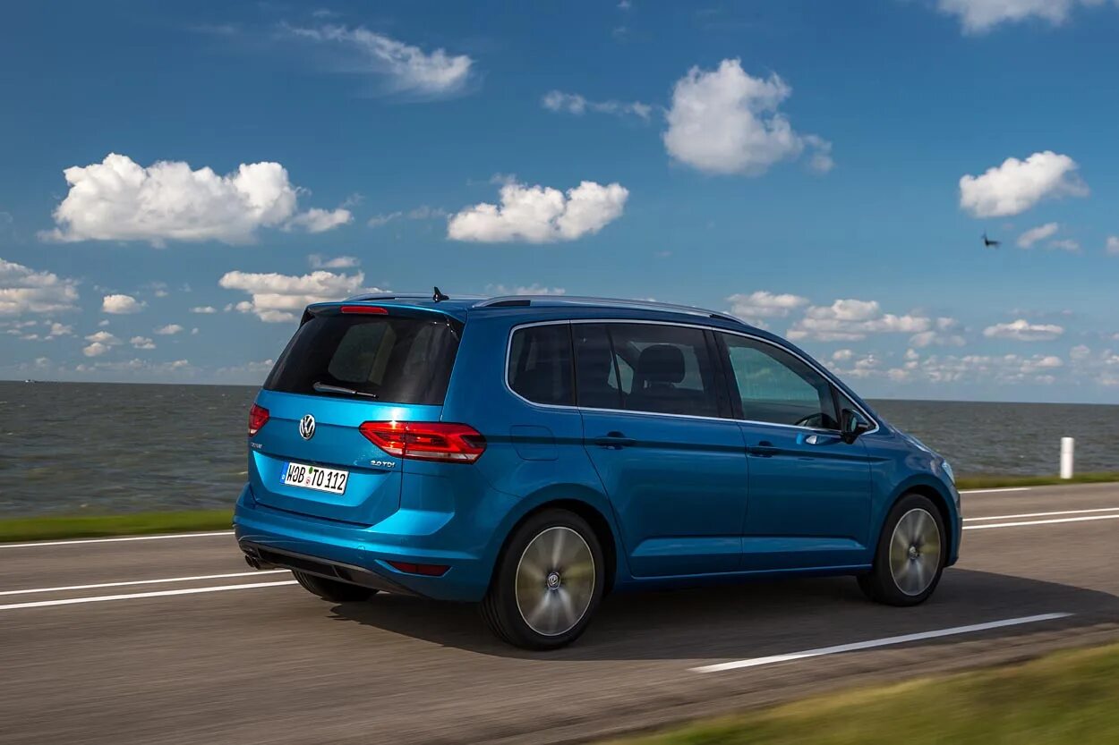 Фольксваген туран 1.9 купить. Volkswagen Touran i 2015. Фольксваген Туран 2. Фольксваген Туран новый. Фольксваген компактвэн Туран.