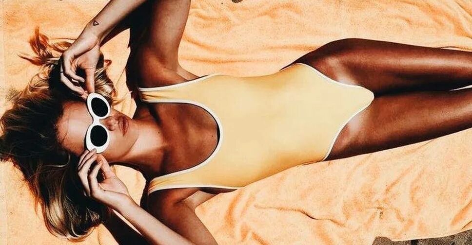 Загорелая спина. Мало загорелый. Девушки загорают на спине. Девушка загар. Загорелая девушка.