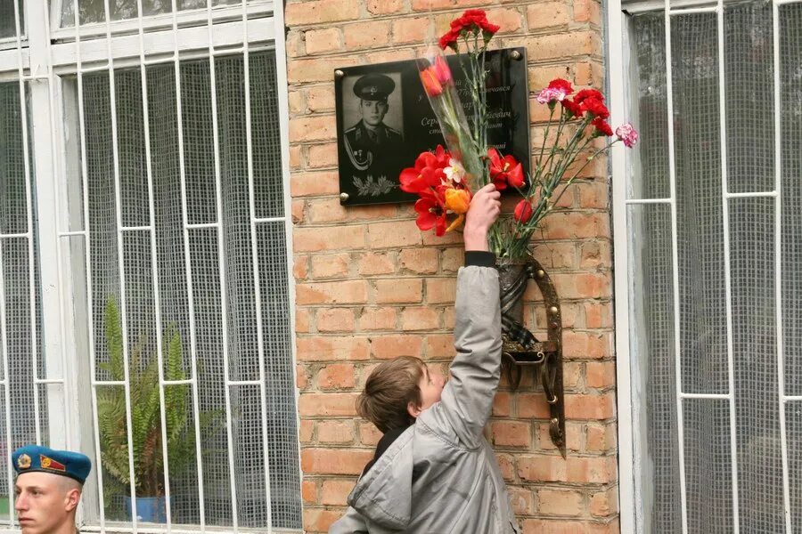 Полка для мемориальной доски. Открытие памятной доски. Подставка для цветов на мемориальную доску. Полочка для цветов под мемориальной доской. Открытие доски памяти