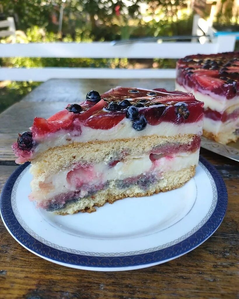 Как сделать желейную прослойку. Бисквитный торт с желейной прослойкой. Торты с прослослойкой из желе. Торт с желейной вставкой. Торт с желейной прослойкой и бисквитом и фруктами.