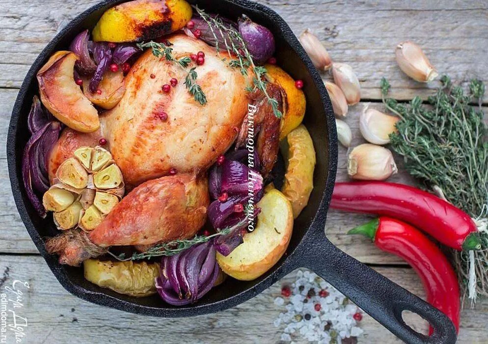 Фаршированный лук фаршем в духовке. Красный лук в духовке. Запеченный лук. Блюда с маринованным красным луком. Запеченная луковица.