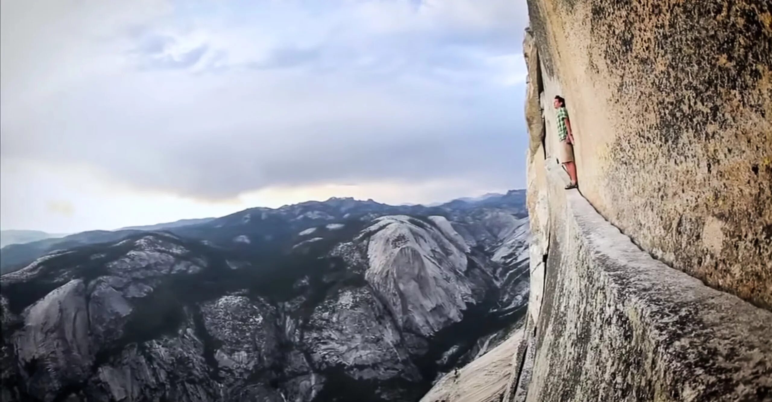 Алекс Хоннольд. Алекс Хоннольд скалолаз. Алекс Хоннольд 2022. Alex Honnold half Dome. Везде работа на горах в долинах рощах