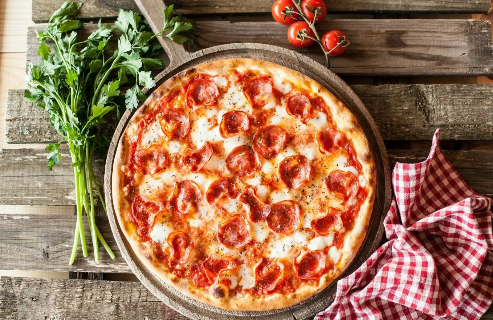 Начинка для пиццы с сыром. Салями Пиканте пицца. Пицца с салями и помидорами. Пицца с пепперони и моцареллой. Пицца с пеперони, помидорами и сыром.