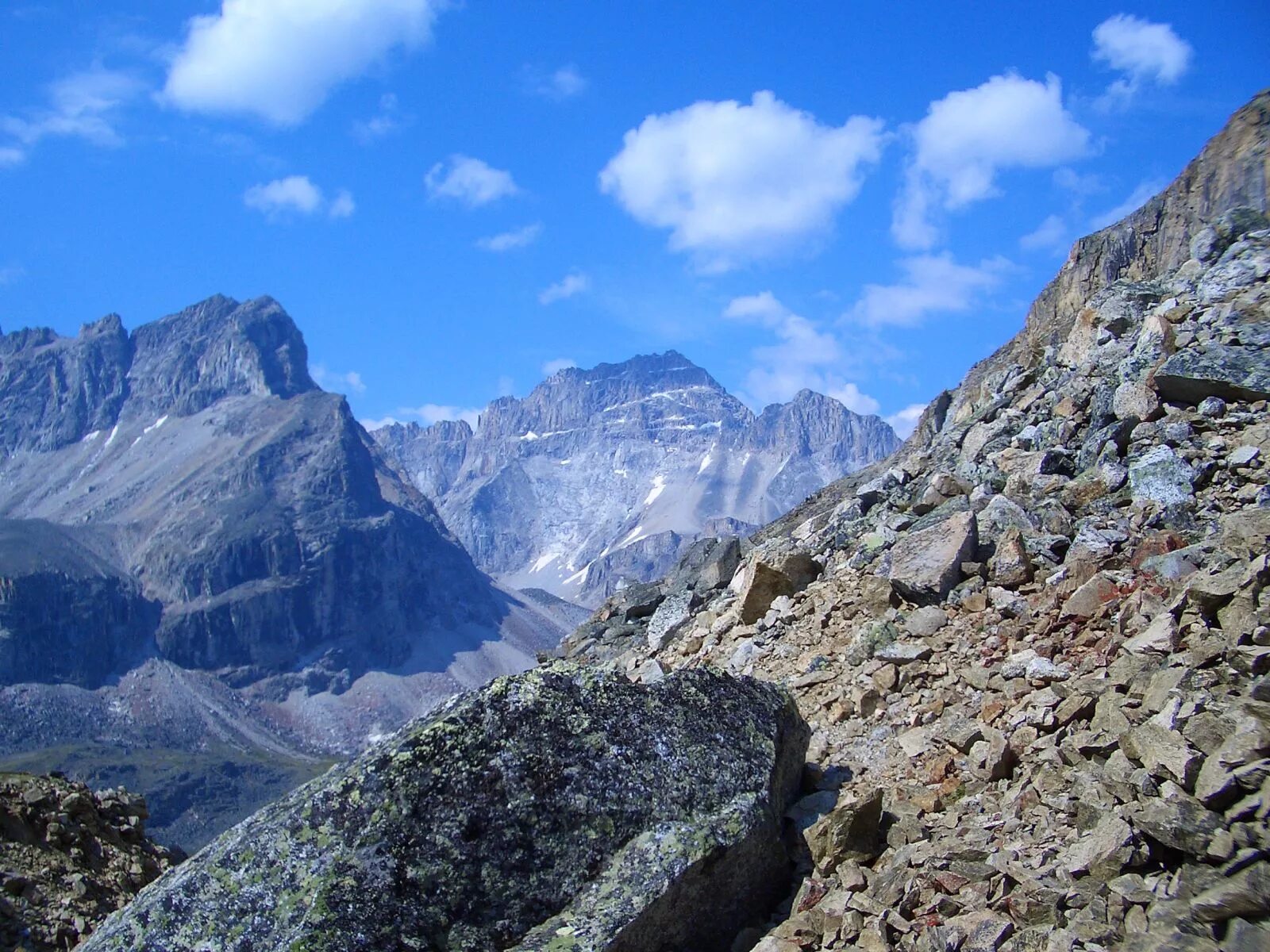самые плотные горные породы. гранит и известняк. балластный щебень 25-60. магматические горные породы. плотный горный.