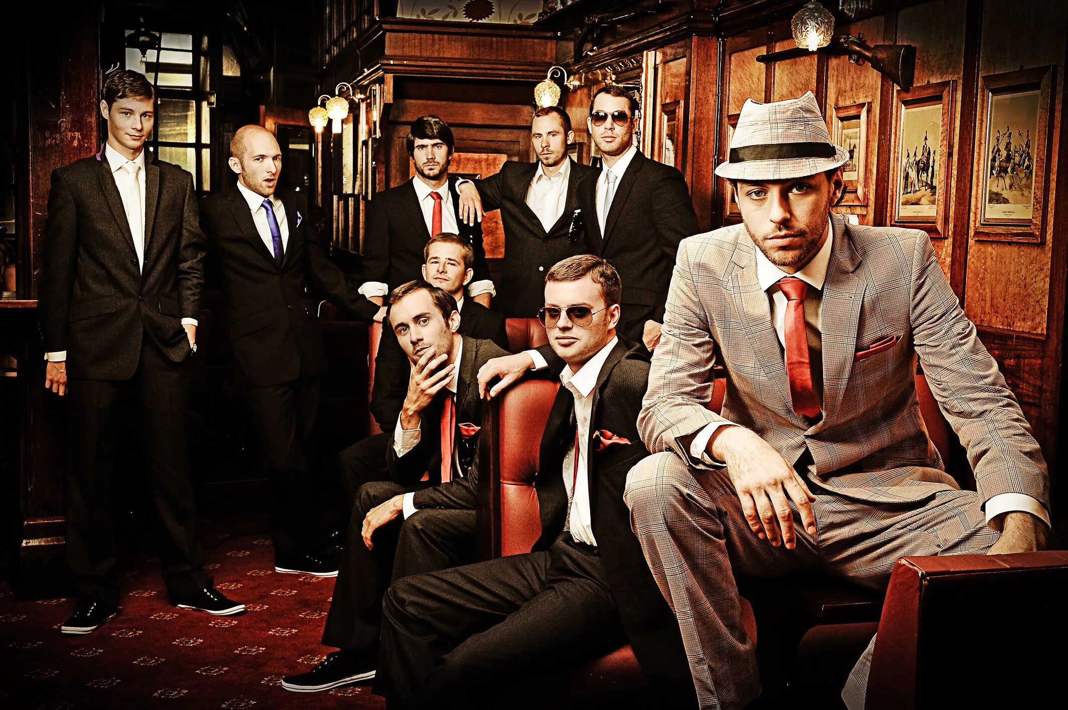 клуб богачи. мужчина в кресле с бокалом. клуб богачи. богатый парень. руслан богач.