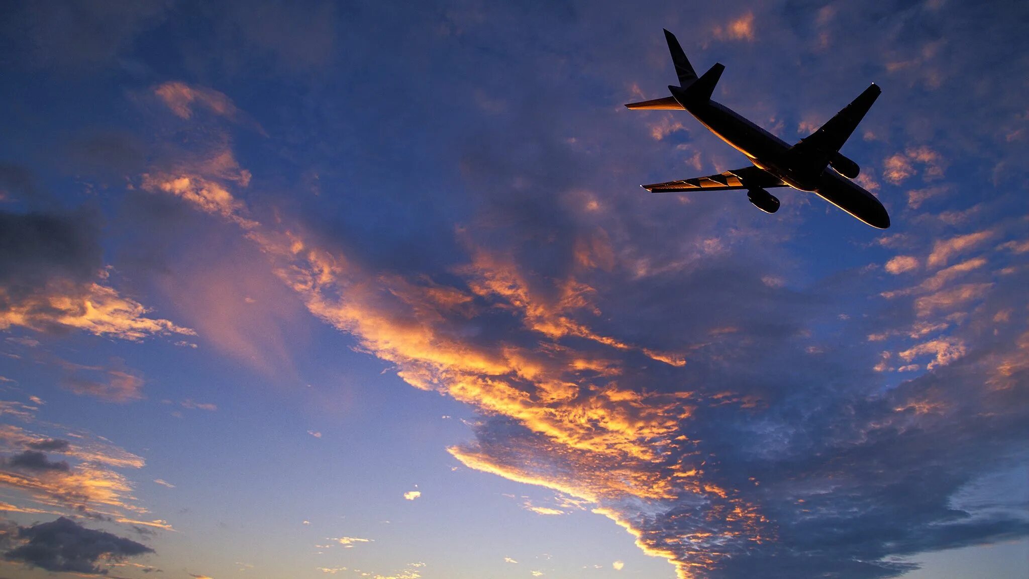 Flying airplanes. Самолет в небе. Самолет на закате. Самолет в небе закат. Красивый самолет.