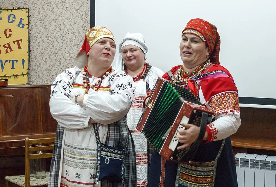 Частушки иллюстрации. Поем частушки. Геннадий шишлин и валентина воронина. Поющая деревня. Частушки про русский костюм.