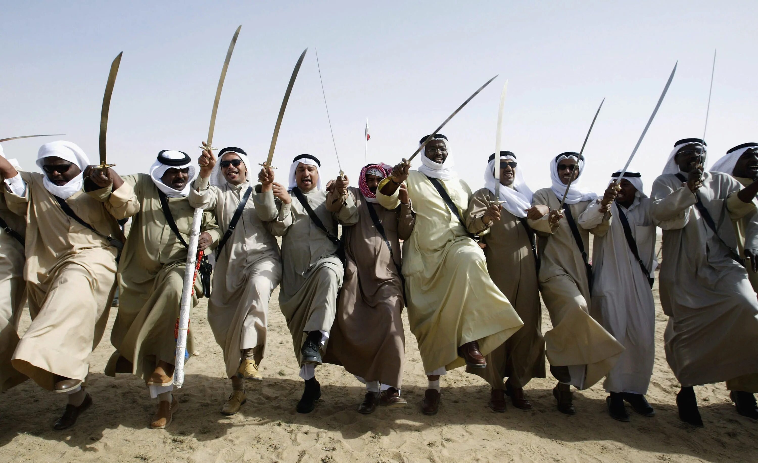 Верхняя одежда бедуинов 6 букв. Танцы бедуинов. Оружие бедуинов. Войны бедуинов. Араб с саблей.