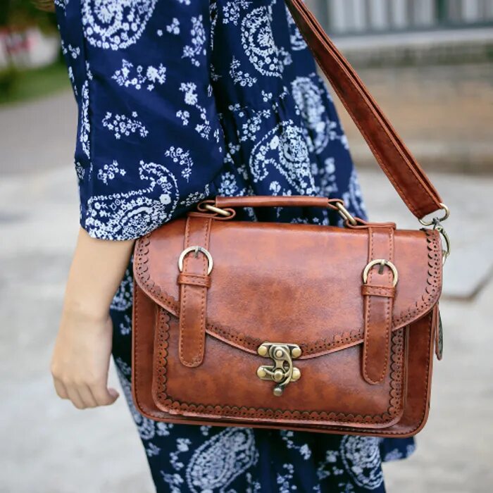 сумка почтальонка женская. женские сумки почтальон. сумка почтальонка женская. сумка в английском стиле. кожинка сумка почтальонка париж.