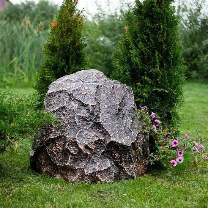 Купить камень на люк. Камень-валун высокий f03133. Декоративные валуны для сада. Искусственный камень для сада. Декоративный камень для ландшафта.