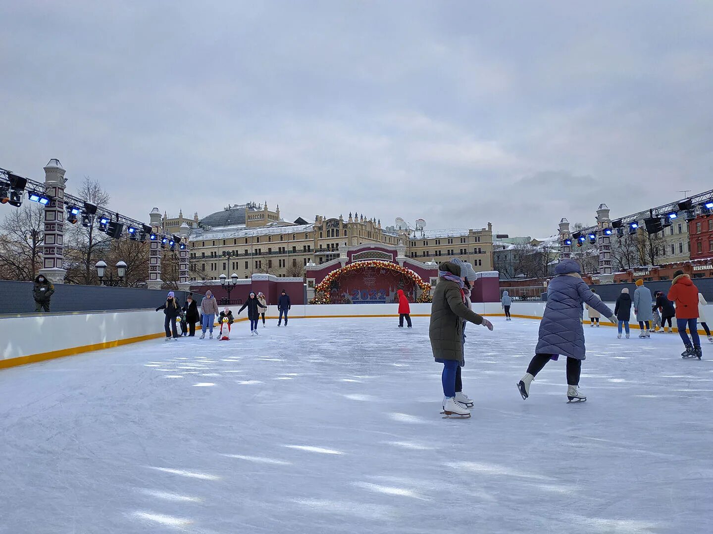 Каток на московской площади кемерово. Каток на площади революции 2022. Каток на площади революции в Москве. Павелецкий парк каток. Павелецкая Плаза каток.