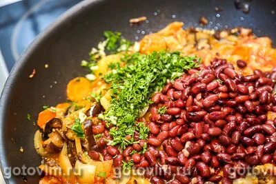 Мясо с баклажанами и фасолью