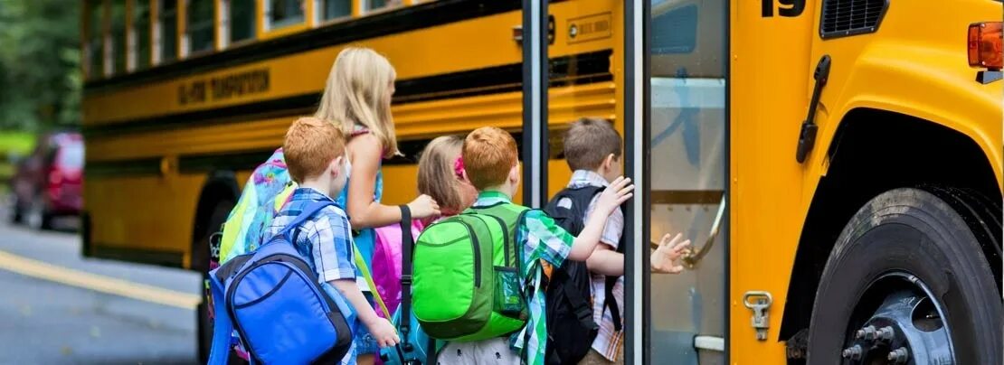 Дети дд. Люди в автобусе дети. Детей школьные автобусы возят в школы США. Школьный автобус осторожно дети. Школьный автобус едет по дороге.