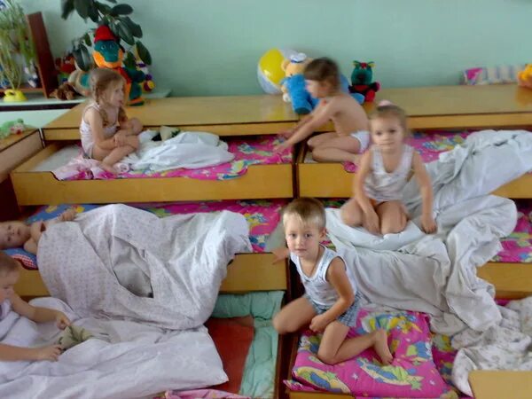 в детском саду было тихо. тихий час в садике. дети в детском саду тихий час. в детском саду было тихо. в детском саду было тихо.