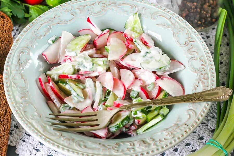 Рецепт вкусного весеннего салата. Салат из редиски. Салат с редисом и огурцом. Салат из редиса со сметаной. Весенний салат с редиской.