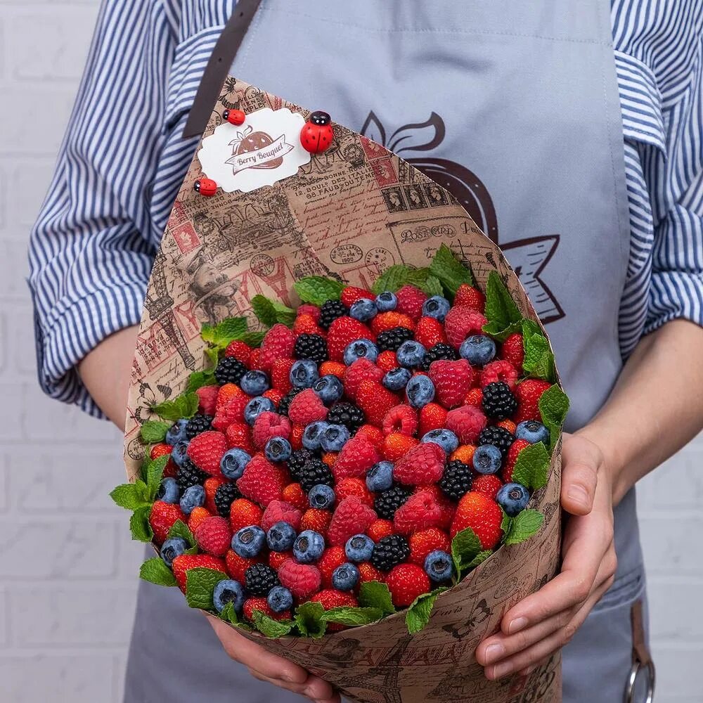 Ягодно-цветочный букет. Букет ягода. Букет из ягод и фруктов. Подарок из ягод. Букет ягоды доставка