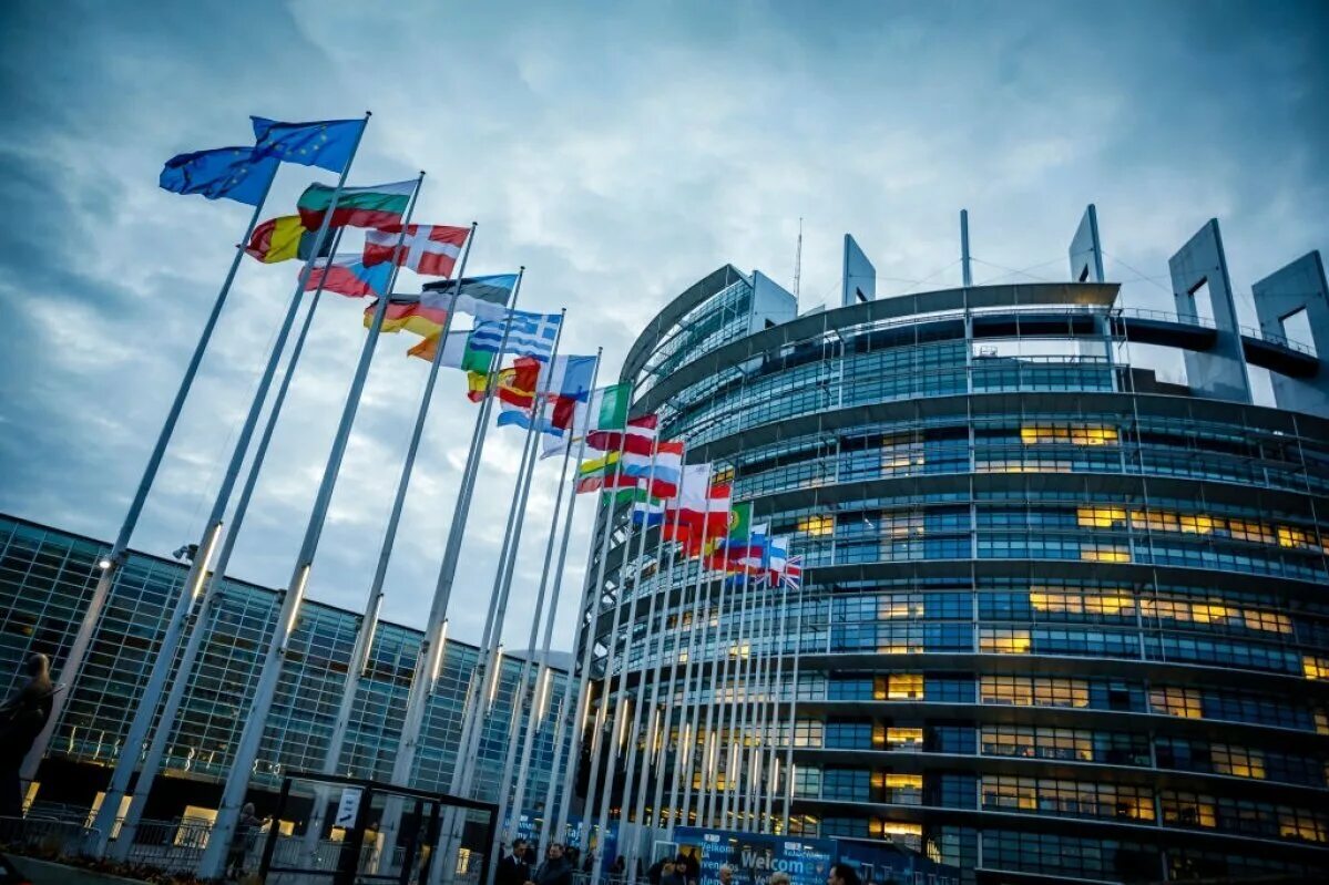 Здание европейского парламента в Страсбурге. Брюссель парламент ЕС. Здание Евросовета Брюссель. Здание Европарламента в Брюсселе.