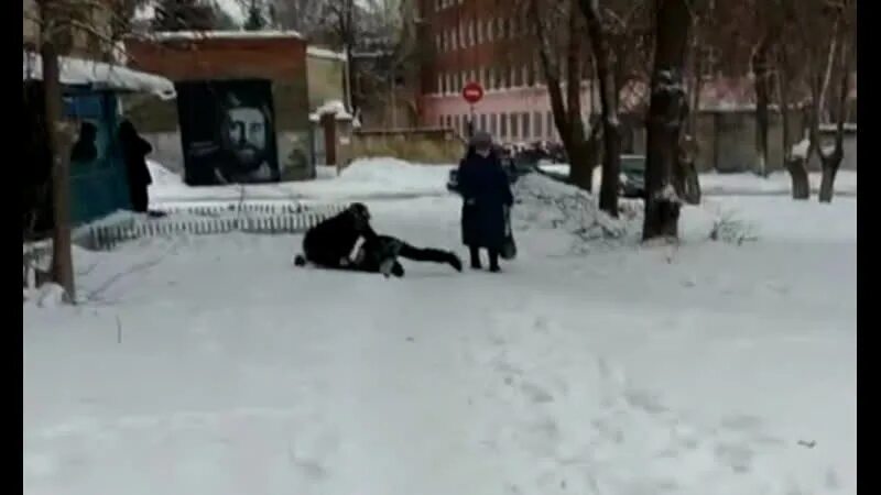 Видео начала нападения. Пьяные мужики напали на ребёнка на улице. Драка Калмыкова.